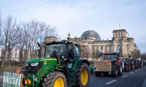 Video nông dân Đức lái máy kéo biểu tình khắp Berlin