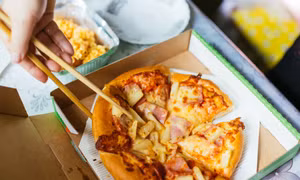 Robot phục vụ pizza, ốc: Đủ chiêu chiều lòng thực khách Trung Quốc 