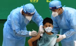 Campuchia triển khai tiêm vaccine COVID-19 cho trẻ từ 6 tuổi