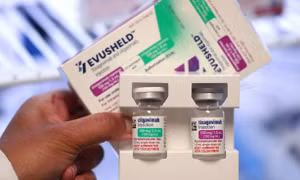 Thuốc trị COVID-19 AstraZeneca vô hiệu hoá các biến thể phụ của Omicron