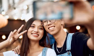 Giơ tay chữ V chụp ảnh có thể bị đánh cắp dấu vân tay