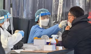 Là điển hình chống COVID-19 thành công, Hàn Quốc vừa đổi cách đối phó thế nào?