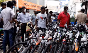 Người dân Sri Lanka bỏ xó ô tô, chuyển sang đi xe đạp