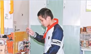 Bị mẹ mắng vì quên rút quần áo, cậu bé 12 tuổi sáng chế giàn phơi đồ thông minh 