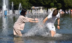 Nga đón đợt nắng thiêu đốt nhất 120 năm, xem xét giảm giờ làm để tránh nóng