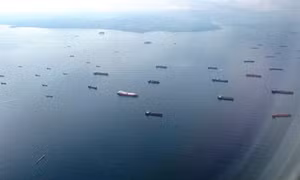 Hàng chục tàu thuyền ùn ứ tại kênh Panama