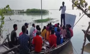 Lũ dâng ngập trường học, giáo viên mở lớp ngay trên thuyền ở Ấn Độ