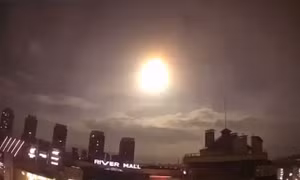 Vệ tinh NASA bốc cháy, rơi xuống thủ đô Ukraine