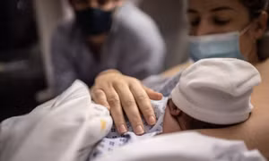 Ngày càng nhiều công ty lớn ở Mỹ cho nam và nữ thời gian nghỉ sinh con như nhau 