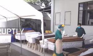 Bệnh nhân COVID-19 hết khí oxy, quan tài xếp hàng bên ngoài bệnh viện Indonesia