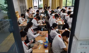 Chính phủ cấm dạy thêm, phụ huynh Trung Quốc tìm đến ‘chợ đen’ để cứu điểm cho con