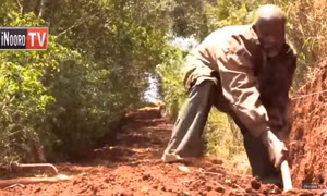 Phát chán vì chờ đợi, người đàn ông Kenya tự tay đào đường cho dân