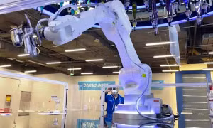Xem cánh tay robot pha chế đồ uống phục vụ Olympic với tốc độ kỷ lục