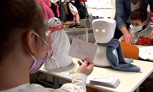 Robot đi học thay người ốm yếu
