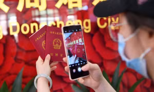 Các cặp đôi đổ xô đăng ký kết hôn vào ngày ‘thiên niên kỷ’ của Đảng Cộng sản Trung Quốc