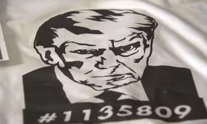 Ảnh hồ sơ nhà tù của ông Donald Trump được bán làm đồ lưu niệm