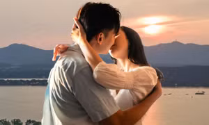 Thanh niên bị mất thính lực sau nụ hôn say đắm cùng bạn gái