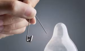 Người phụ nữ bị phạt tù vì chọc thủng bao cao su của bạn trai