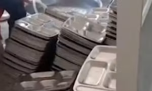 Sa thải hiệu trưởng dùng bột giặt rửa đĩa ăn của học sinh
