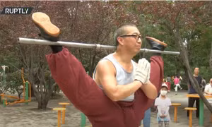 Cao thủ Kung Fu có tài bẻ gập cơ thể, vừa ngậm chân vừa nhảy dây