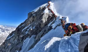 ‘Tắc đường’ trên đỉnh Everest, nhiều người leo núi bỏ mạng