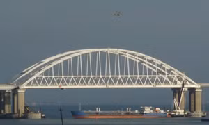 Nga 'đóng cửa' Eo biển Kerch sau vụ đụng độ với tàu Ukraine