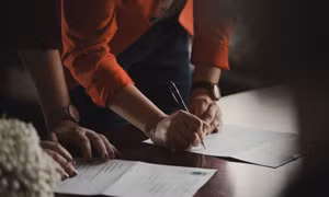 Đổi giới tính thành phụ nữ để nghỉ hưu sớm 1 năm
