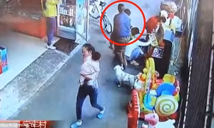 Video kẻ xấu ngang nhiên bắt cóc trẻ con giữa phố đông