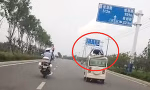 Cảnh sát bám nóc xe để bắt ô tô phạm luật như phim hành động