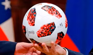 Quả bóng Tổng thống Putin tặng người đồng cấp Mỹ có gắn chip điện tử