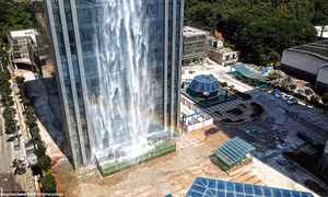 Chiêm ngưỡng thác nước cao 108 mét chảy ào ào từ nhà chọc trời