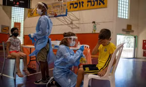 Tiêm chủng hàng đầu thế giới, Israel vẫn chọn cẩn trọng trước biến thể Delta