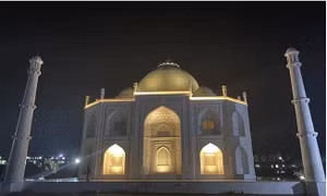 Người đàn ông bỏ 3 năm xây ngôi nhà ‘bản sao như đúc’ đền Taj Mahal tặng vợ