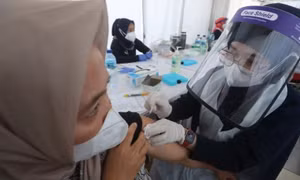 Nguy cơ siêu biến thể COVID-19 xuất hiện tại Indonesia khi dịch bệnh tràn lan 