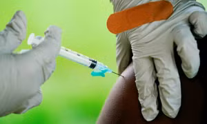 Pfizer và Moderna dự kiến thu hơn 93 tỉ USD từ bán vaccine COVID-19 trong năm 2022