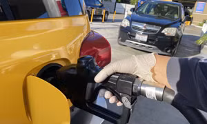 Giá dầu giảm gần 8%, xuống mức thấp nhất trong ba tháng qua
