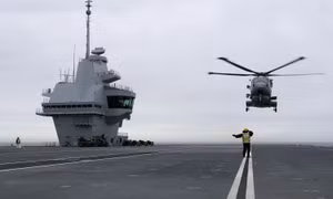 Anh điều trực thăng săn tàu ngầm Nga bám theo tàu sân bay HMS Queen Elizabeth