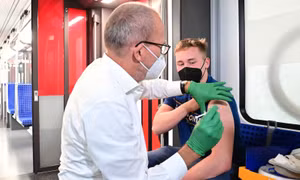 Tiêm mũi vaccine tăng cường sẽ là ‘bình thường mới’ trong đại dịch COVID-19