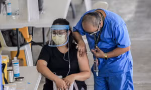 Tổng thống Philippines lệnh điều tra 9 thị trưởng ‘chen ngang’ tiêm vaccine trước
