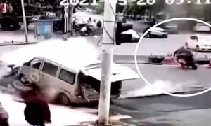 Mặt đường bỗng dưng phát nổ, hất tung công nhân và người đi bộ