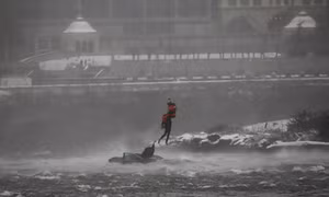 Video giải cứu nghẹt thở phụ nữ lao ô tô xuống thác Niagara