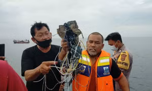 Indonesia xác nhận máy bay Boeing-737 chở 62 người lao xuống biển