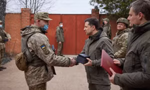 Tổng thống Ukraine đề xuất tăng quân số lực lượng vũ trang