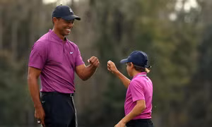 Con trai Tiger Wood gây sốt với cú đánh Eagle tại giải golf truyền thống của Mỹ