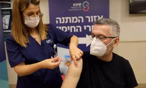Giáo sư hàng đầu của Anh: Tiêm 4 mũi vaccine COVID-19 không phù hợp