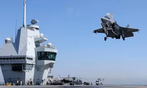 Video tiêm kích tàng hình F-35 lao xuống biển ngay sau khi rời boong tàu sân bay