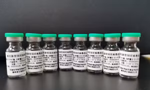 Hãng dược Trung Quốc đang đàm phán để cấp phép nhanh vaccine COVID-19