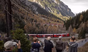 Chùm ảnh về đoàn tàu dài kỉ lục 1.900m với 100 toa chạy uốn lượn qua dãy Alps