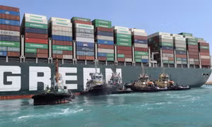 Chủ vận hành tàu Ever Given tính tháo dỡ 18.000 container đang bị giữ trên kênh Suez 