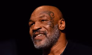 Bị làm phiền, huyền thoại quyền Anh Mike Tyson liên tiếp ‘ra đòn’ trên máy bay